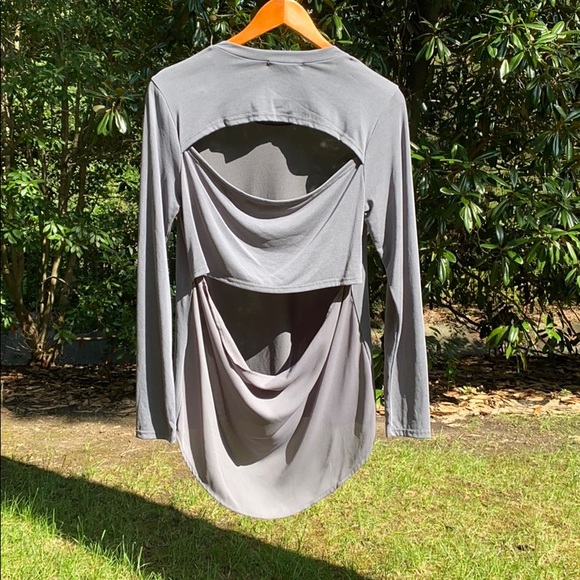 Le Lis Top with open back - Picture 3 of 4